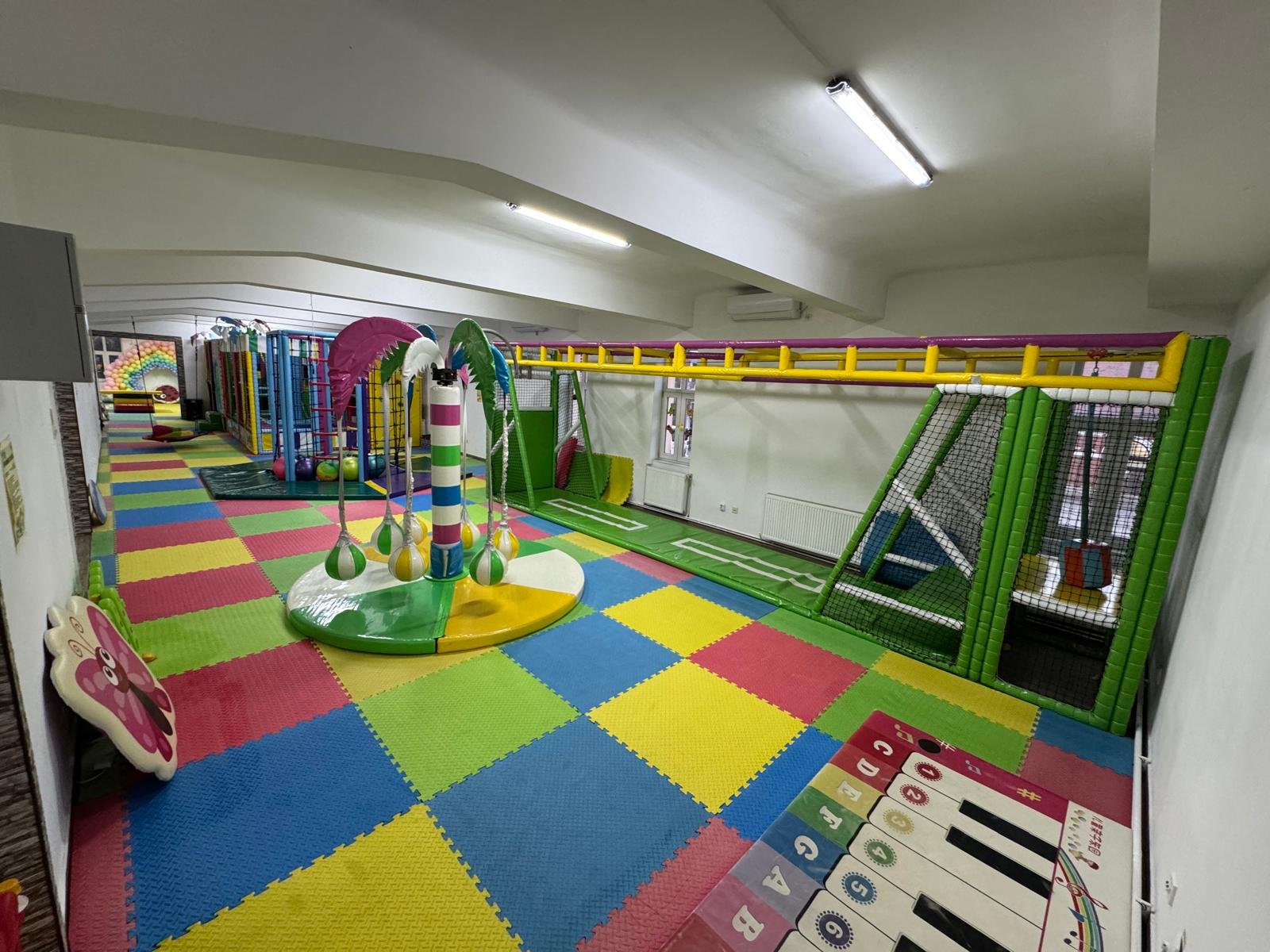 Loc de joacă colorat pentru copii